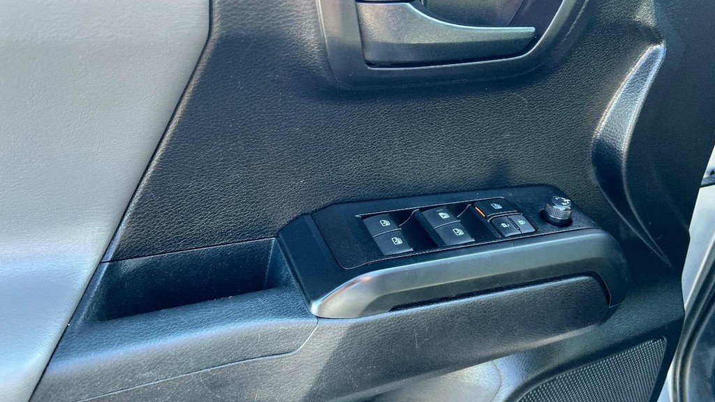 Toyota Tacoma 2WD Vehicle Full-screen Gallery Image 23