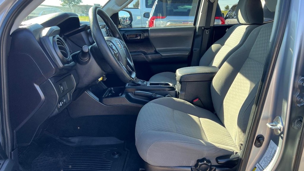 Toyota Tacoma 2WD Vehicle Full-screen Gallery Image 24