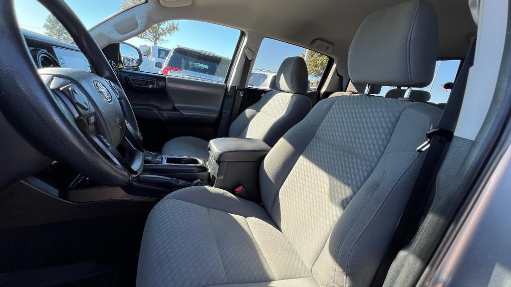 Toyota Tacoma 2WD Vehicle Full-screen Gallery Image 25