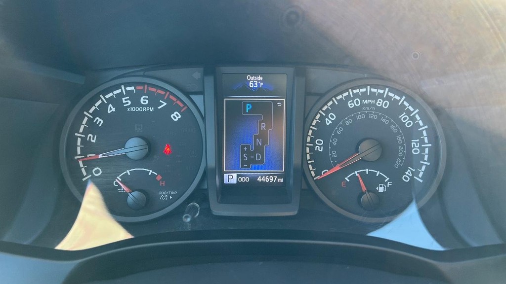 Toyota Tacoma 2WD Vehicle Full-screen Gallery Image 28