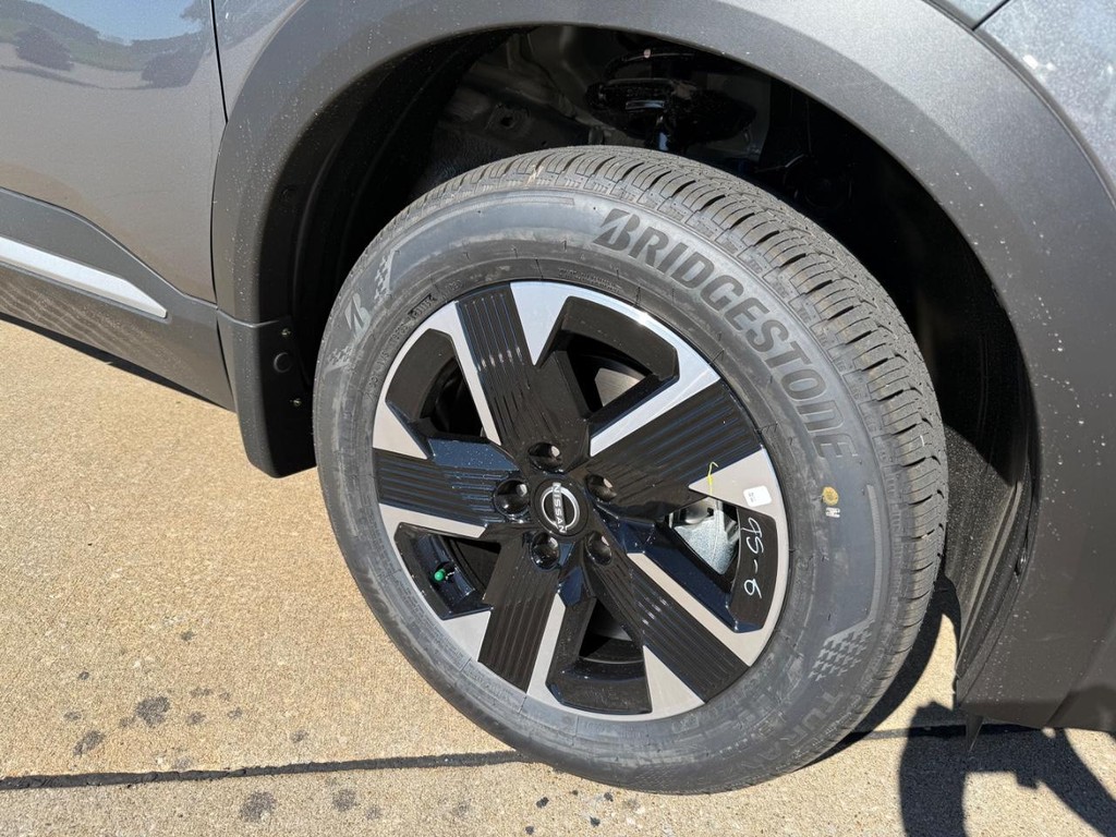 Nissan Kicks Vehicle Full-screen Gallery Image 03