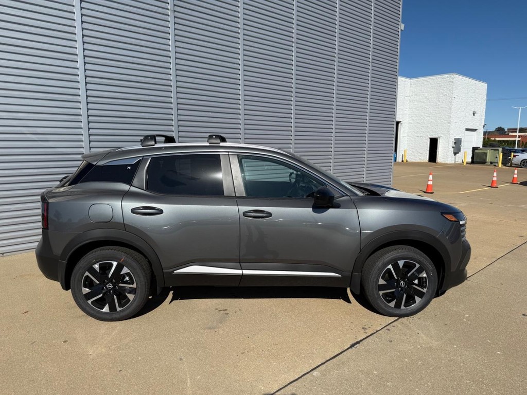 Nissan Kicks Vehicle Full-screen Gallery Image 04