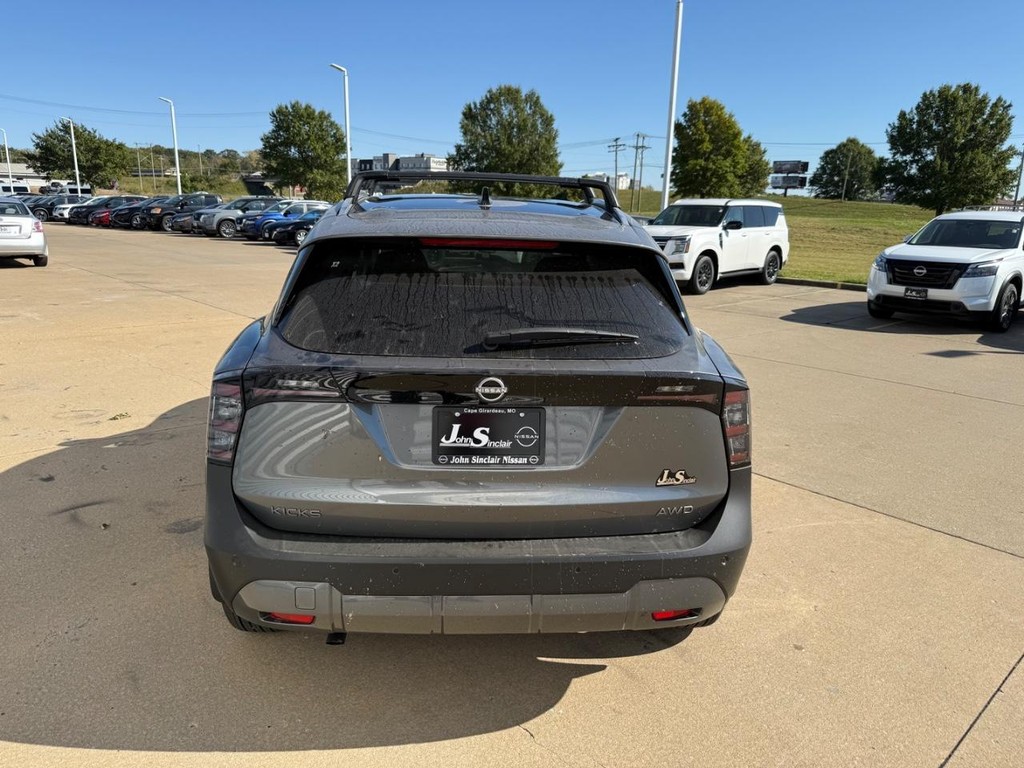 Nissan Kicks Vehicle Full-screen Gallery Image 05