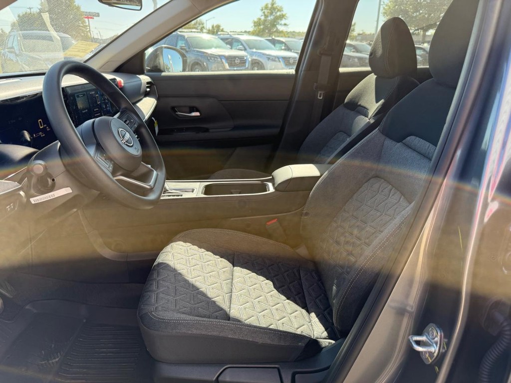 Nissan Kicks Vehicle Full-screen Gallery Image 06