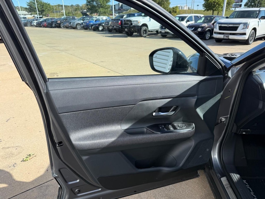 Nissan Kicks Vehicle Full-screen Gallery Image 07