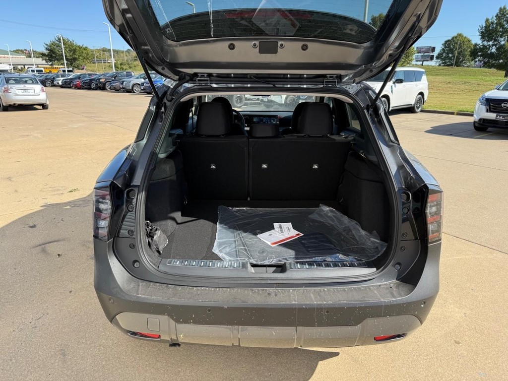 Nissan Kicks Vehicle Full-screen Gallery Image 08