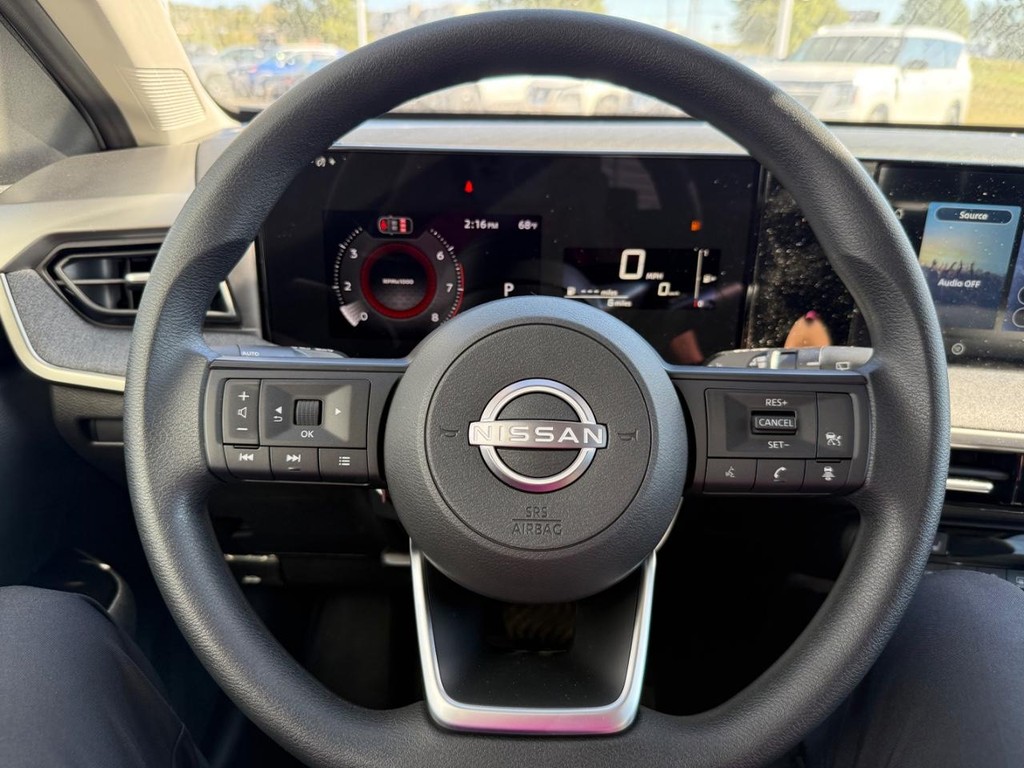 Nissan Kicks Vehicle Full-screen Gallery Image 09