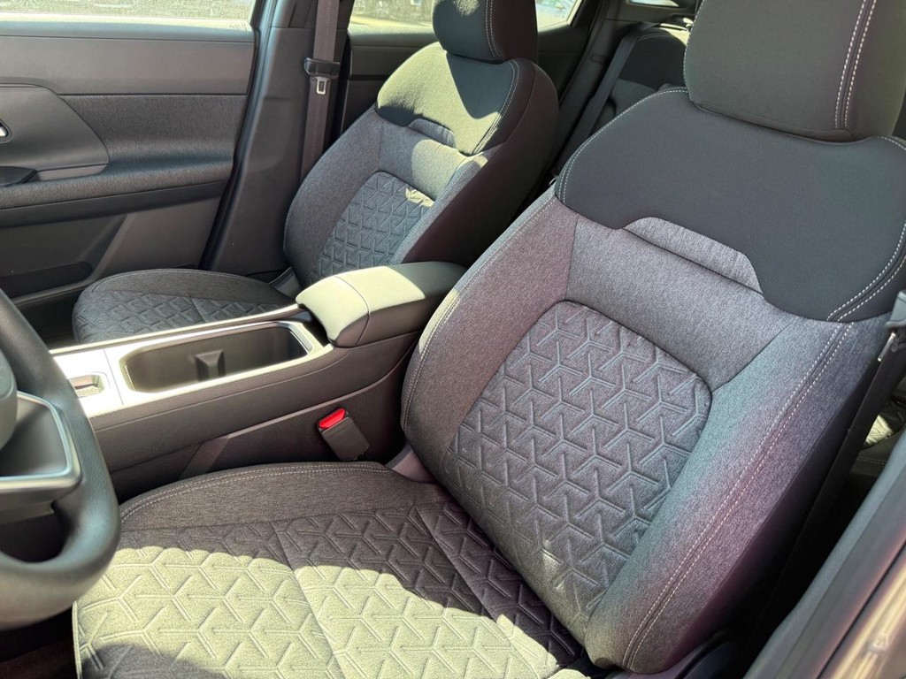 Nissan Kicks Vehicle Full-screen Gallery Image 11