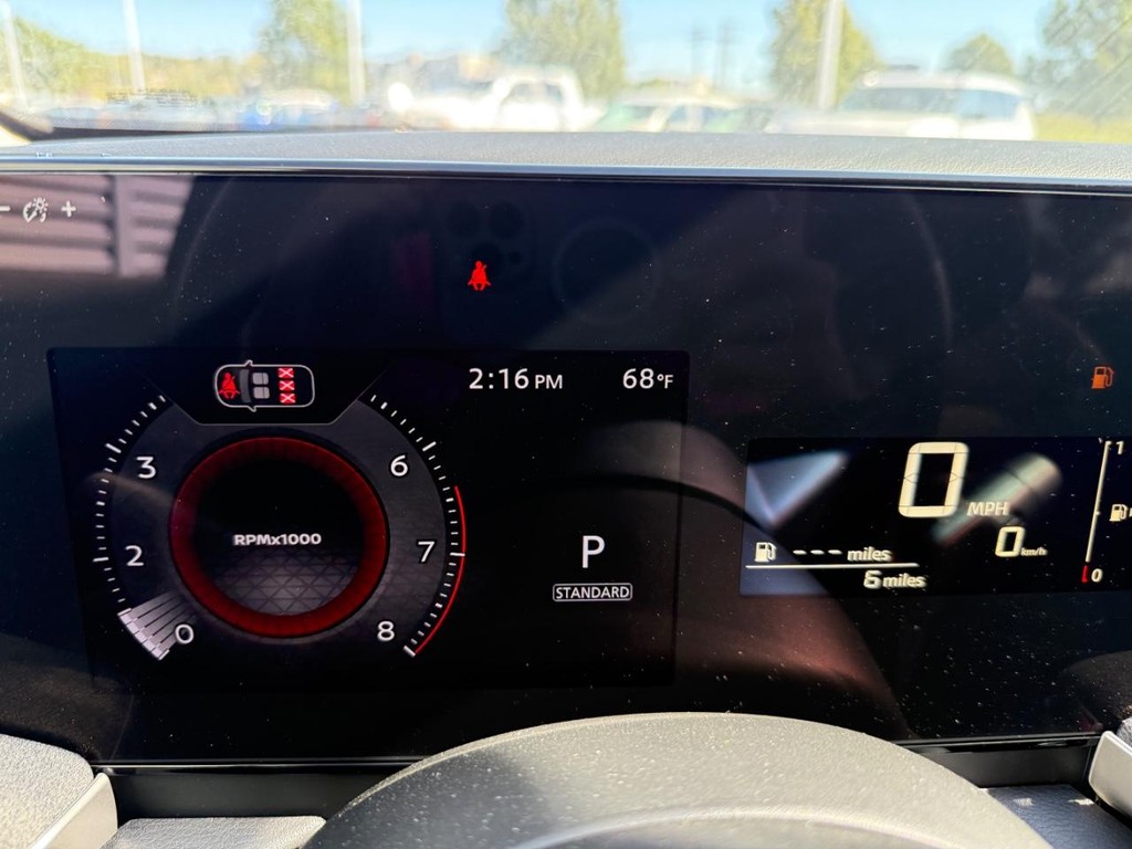 Nissan Kicks Vehicle Full-screen Gallery Image 12