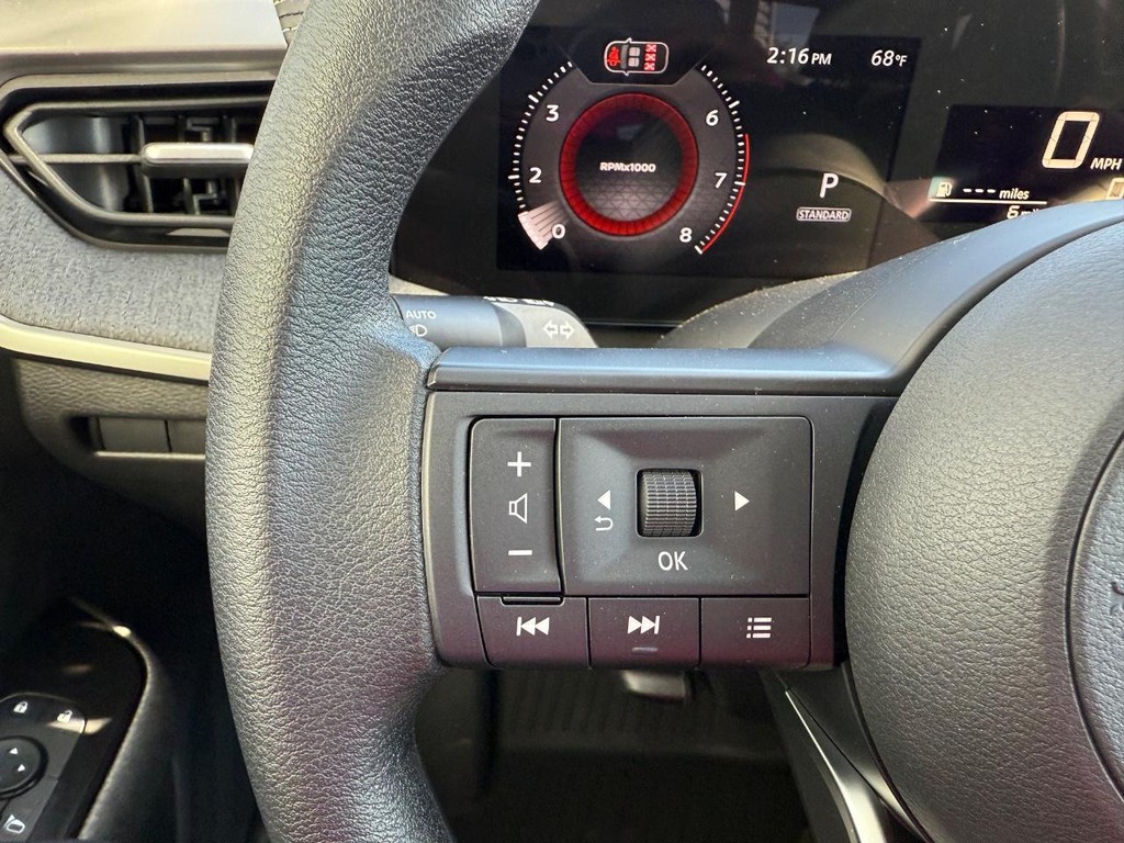 Nissan Kicks Vehicle Full-screen Gallery Image 13