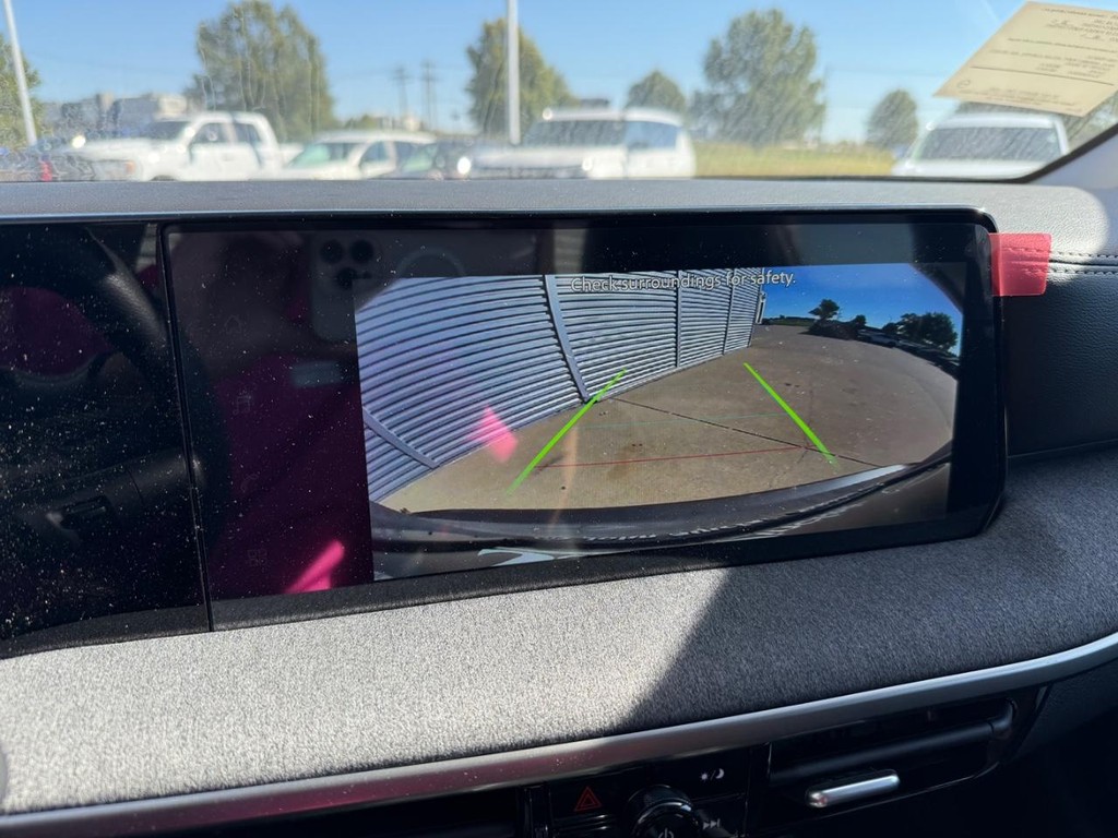 Nissan Kicks Vehicle Full-screen Gallery Image 16