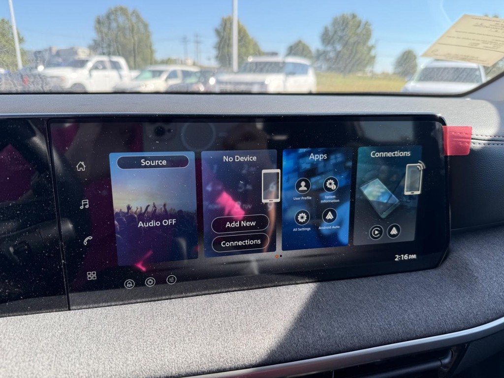 Nissan Kicks Vehicle Full-screen Gallery Image 17