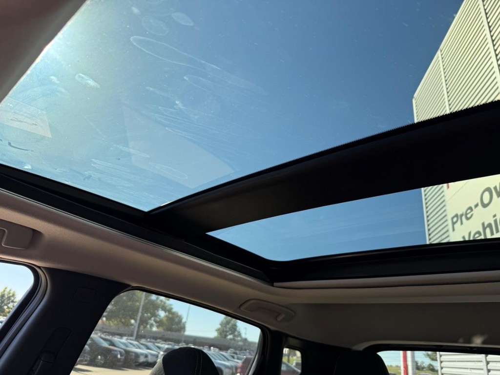 Nissan Kicks Vehicle Full-screen Gallery Image 18