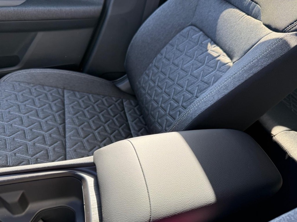 Nissan Kicks Vehicle Full-screen Gallery Image 19