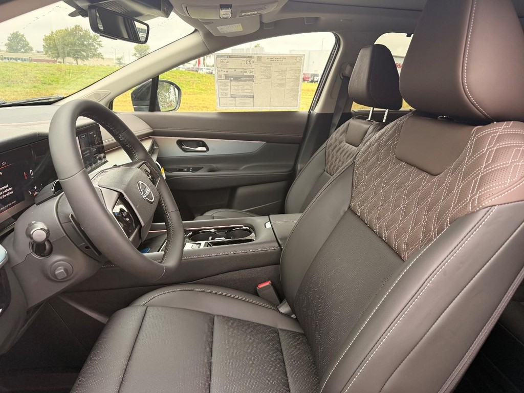 Nissan Murano Vehicle Full-screen Gallery Image 15