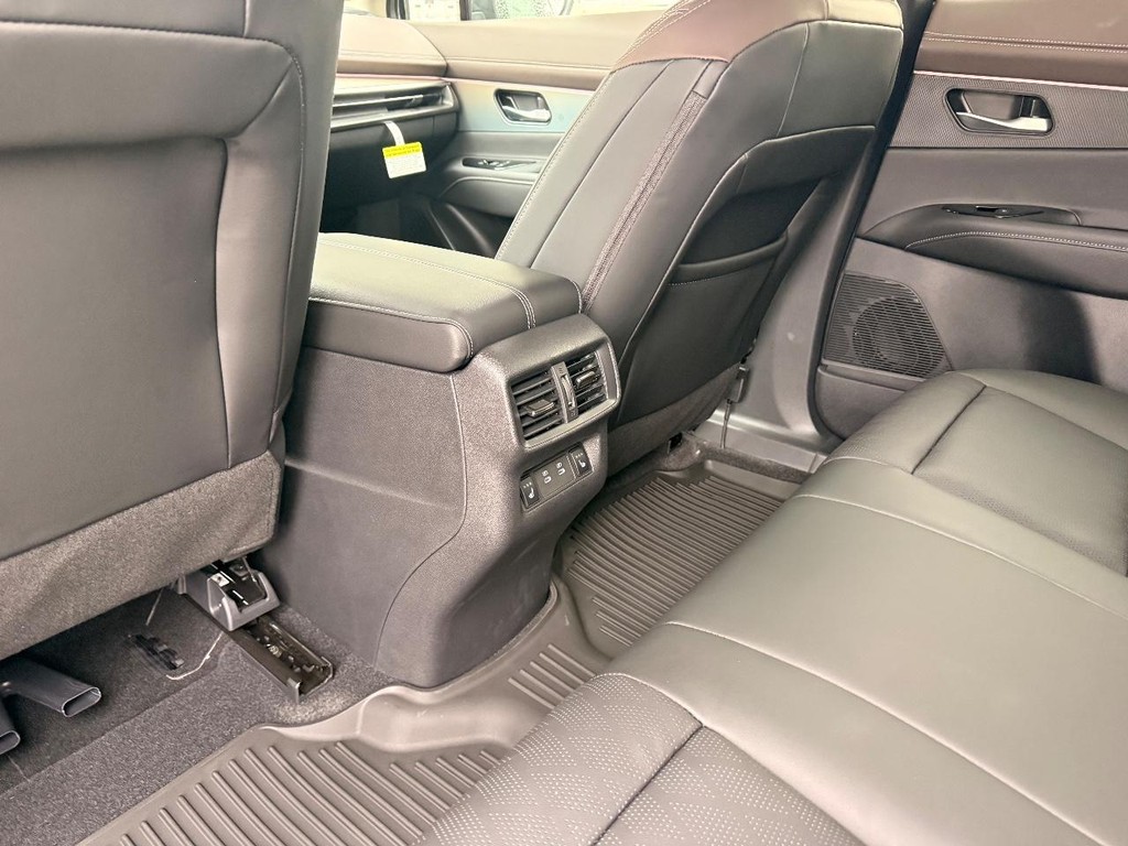 Nissan Murano Vehicle Full-screen Gallery Image 19