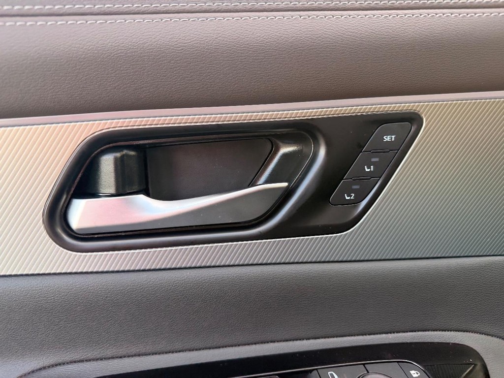 Nissan Murano Vehicle Full-screen Gallery Image 08