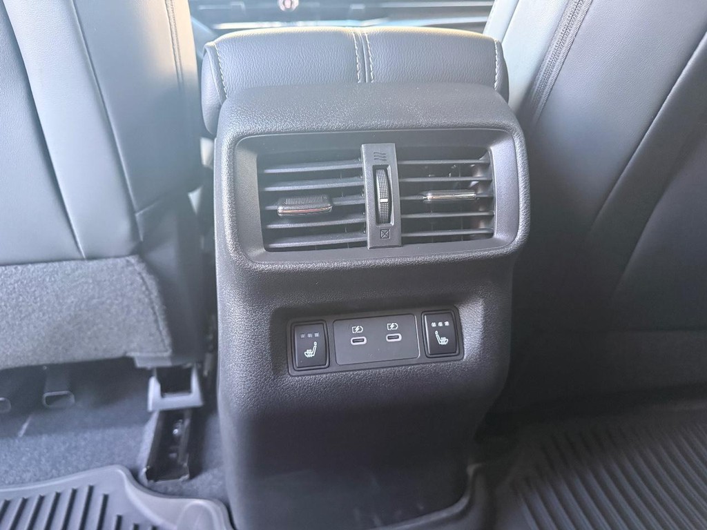 Nissan Murano Vehicle Full-screen Gallery Image 15