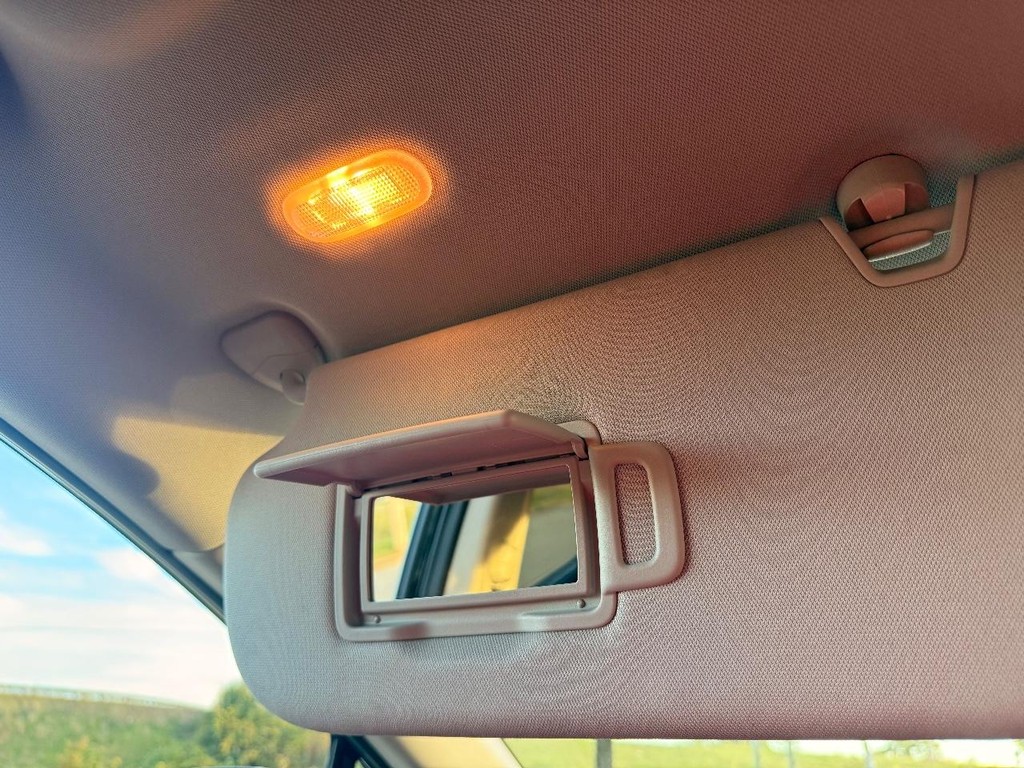 Nissan Murano Vehicle Full-screen Gallery Image 18