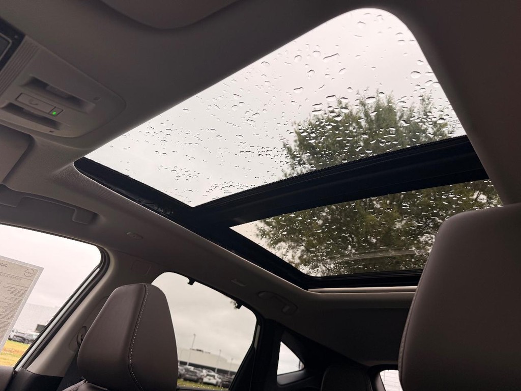 Nissan Murano Vehicle Full-screen Gallery Image 05