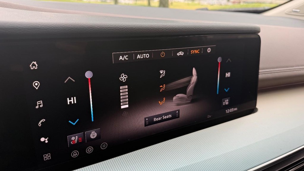 Nissan Murano Vehicle Full-screen Gallery Image 06