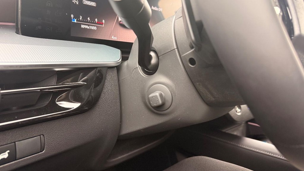 Nissan Murano Vehicle Full-screen Gallery Image 08