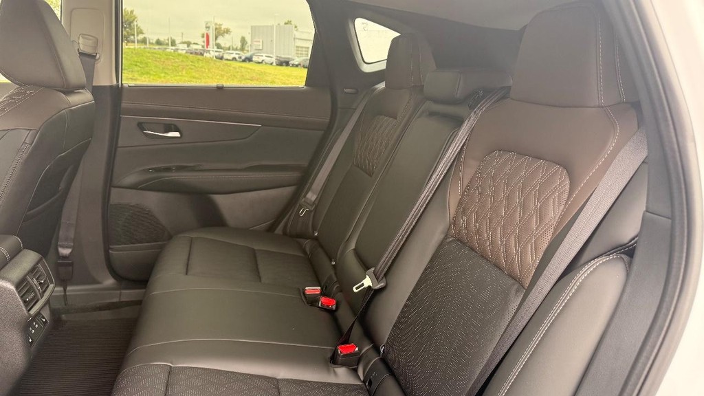 Nissan Murano Vehicle Full-screen Gallery Image 27