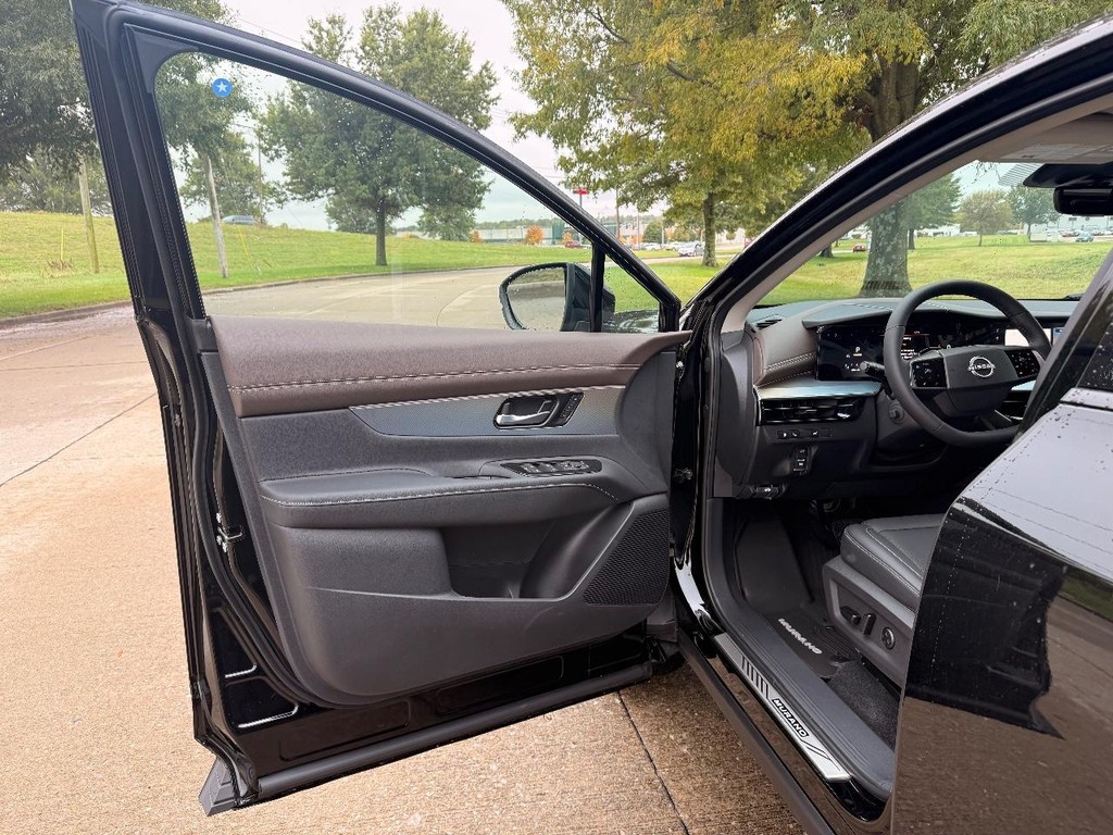 Nissan Murano Vehicle Full-screen Gallery Image 16