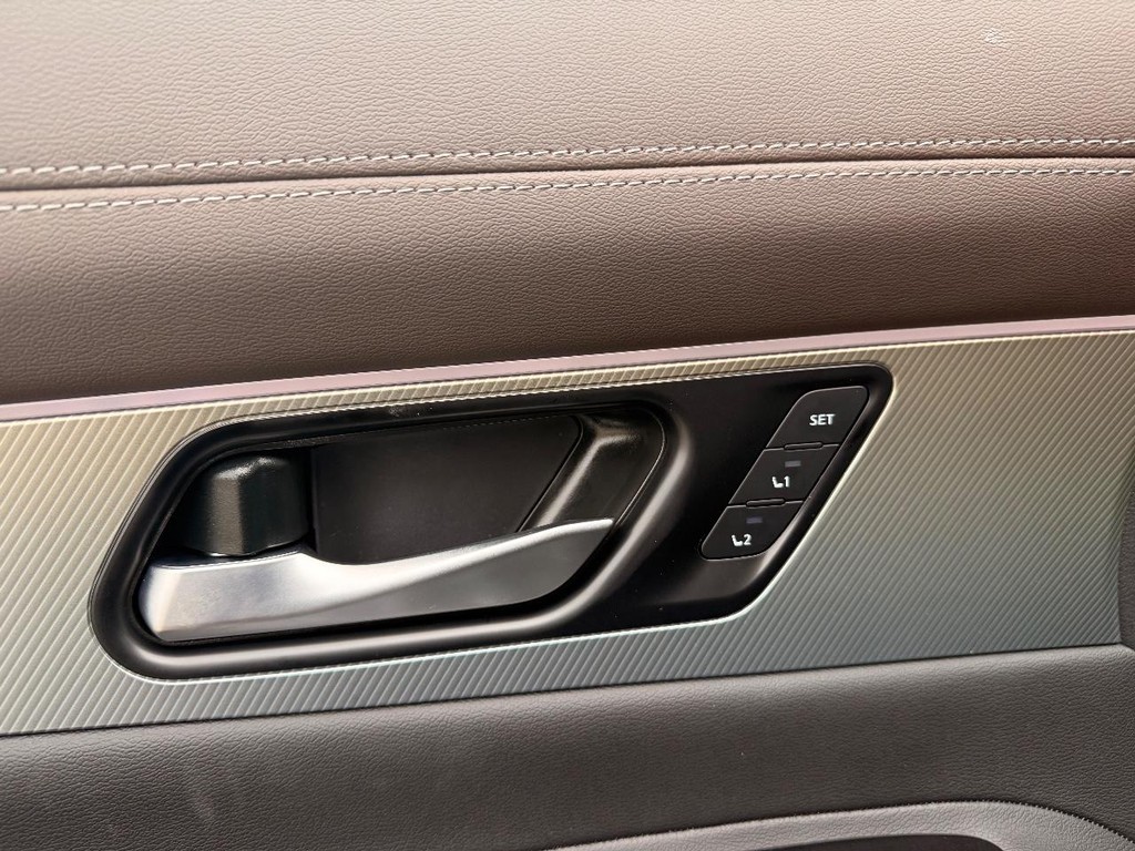 Nissan Murano Vehicle Full-screen Gallery Image 18