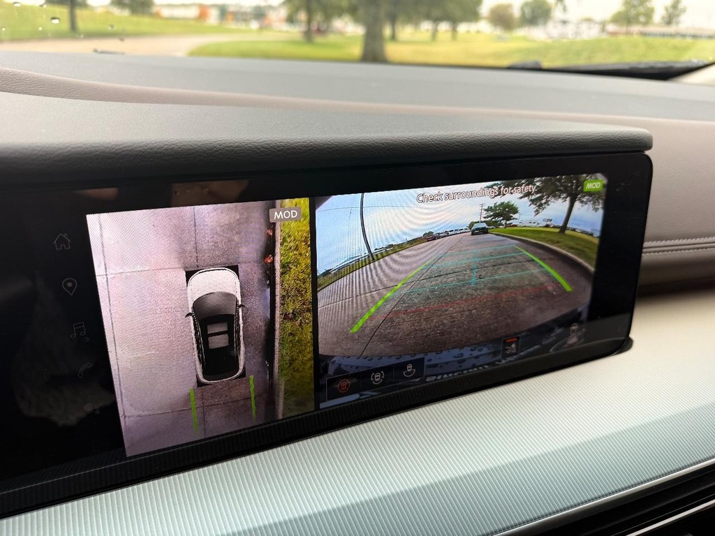 Nissan Murano Vehicle Full-screen Gallery Image 02