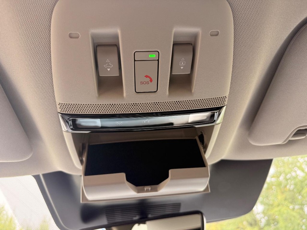 Nissan Murano Vehicle Full-screen Gallery Image 04