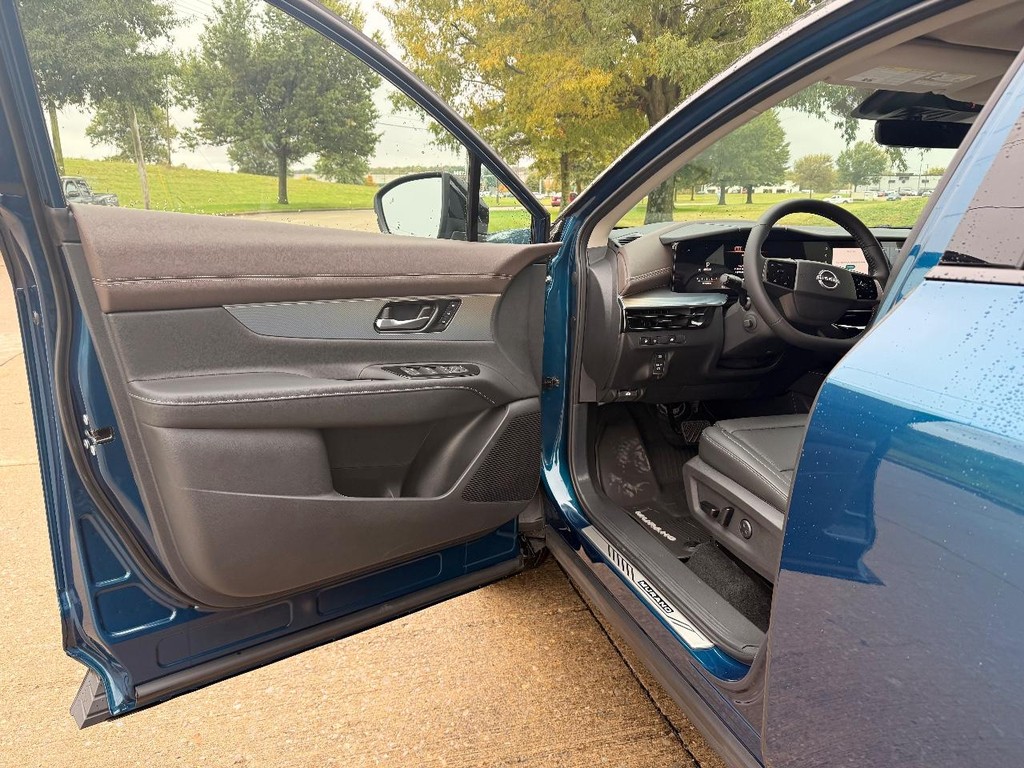 Nissan Murano Vehicle Full-screen Gallery Image 17