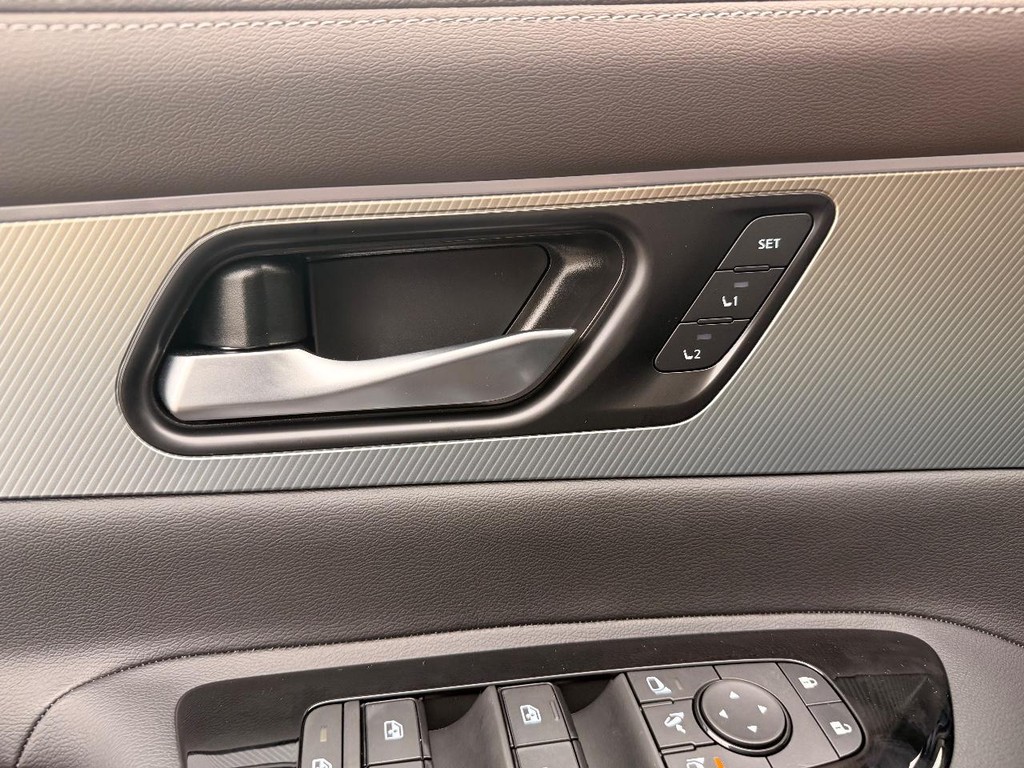 Nissan Murano Vehicle Full-screen Gallery Image 19