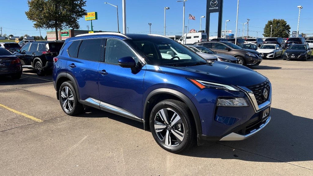 Nissan Rogue Vehicle Full-screen Gallery Image 02