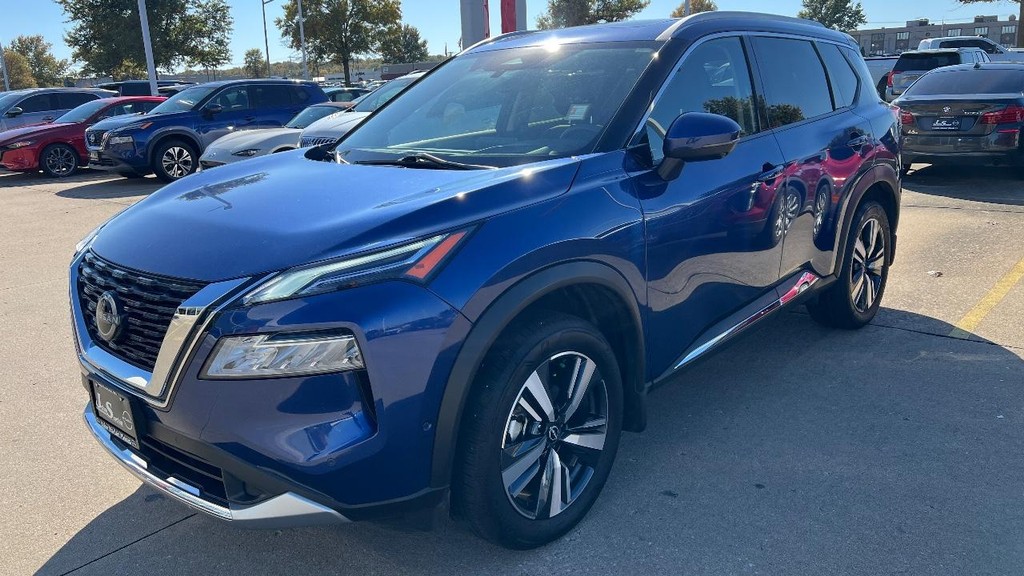 Nissan Rogue Vehicle Full-screen Gallery Image 04