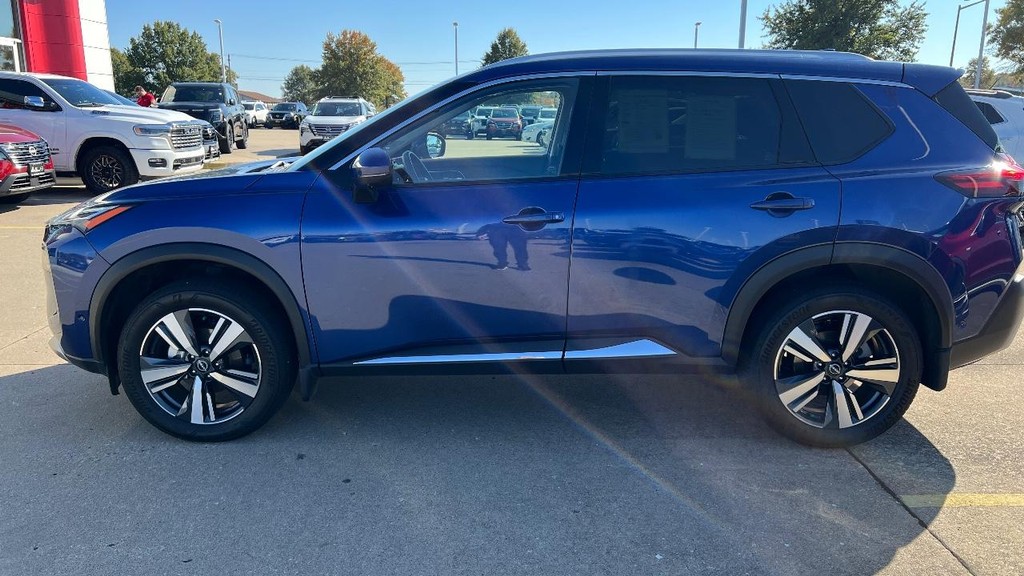 Nissan Rogue Vehicle Full-screen Gallery Image 05