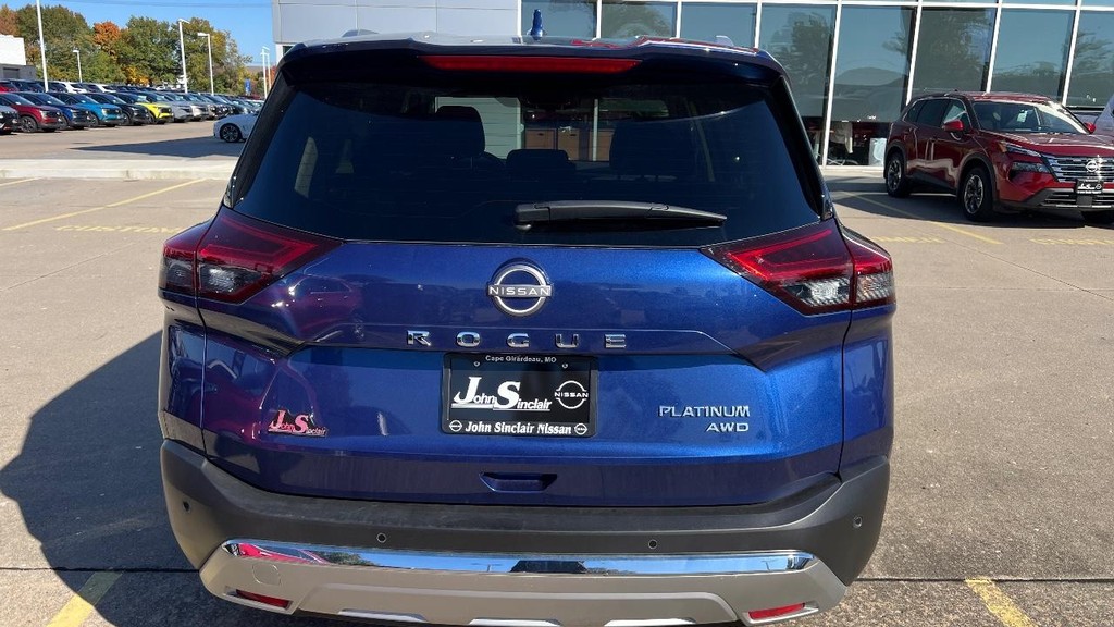 Nissan Rogue Vehicle Full-screen Gallery Image 07