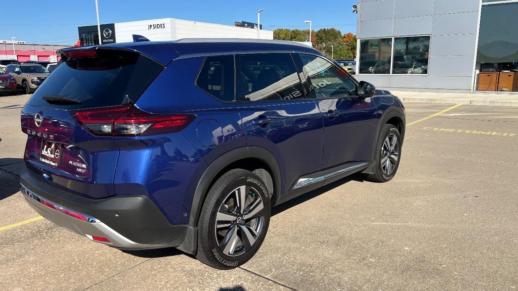 Nissan Rogue Vehicle Full-screen Gallery Image 08