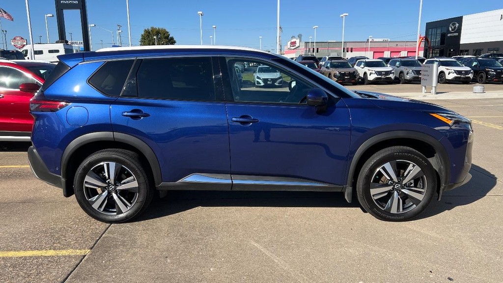 Nissan Rogue Vehicle Full-screen Gallery Image 09