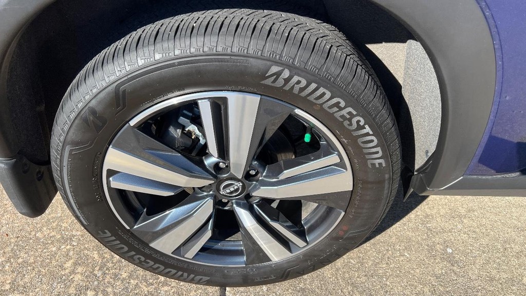 Nissan Rogue Vehicle Full-screen Gallery Image 11