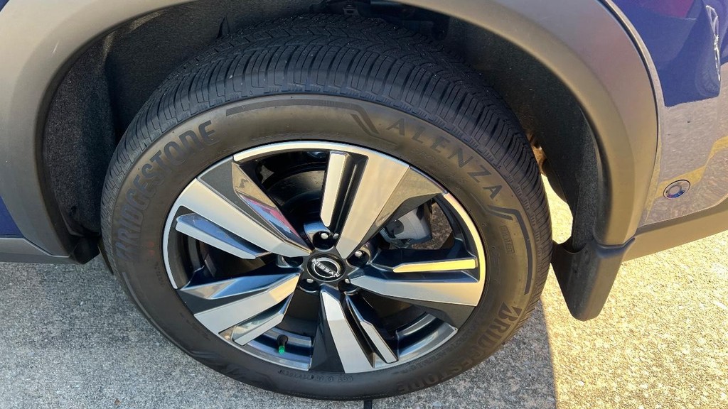 Nissan Rogue Vehicle Full-screen Gallery Image 12