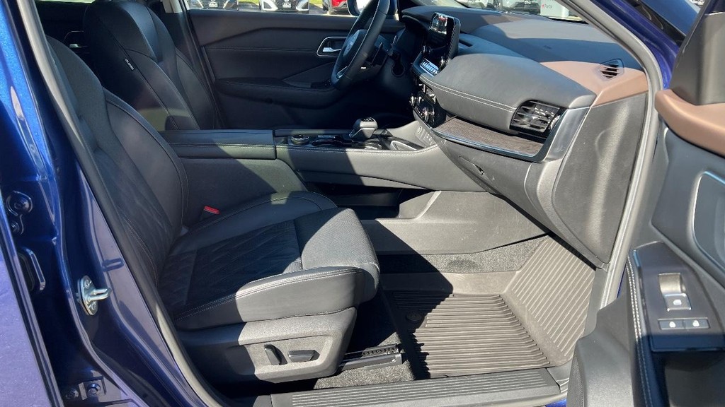 Nissan Rogue Vehicle Full-screen Gallery Image 15