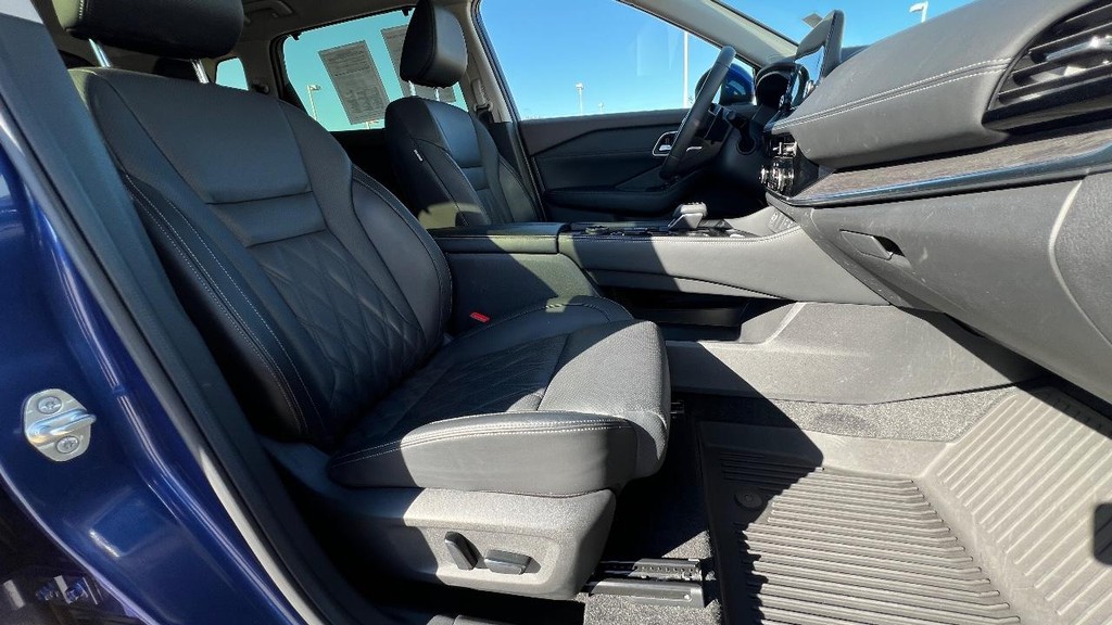 Nissan Rogue Vehicle Full-screen Gallery Image 16