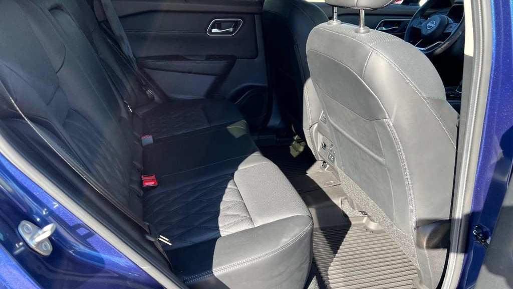 Nissan Rogue Vehicle Full-screen Gallery Image 17