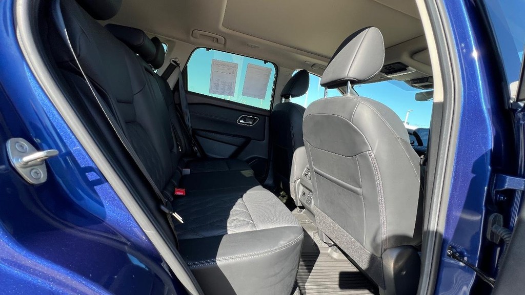 Nissan Rogue Vehicle Full-screen Gallery Image 18