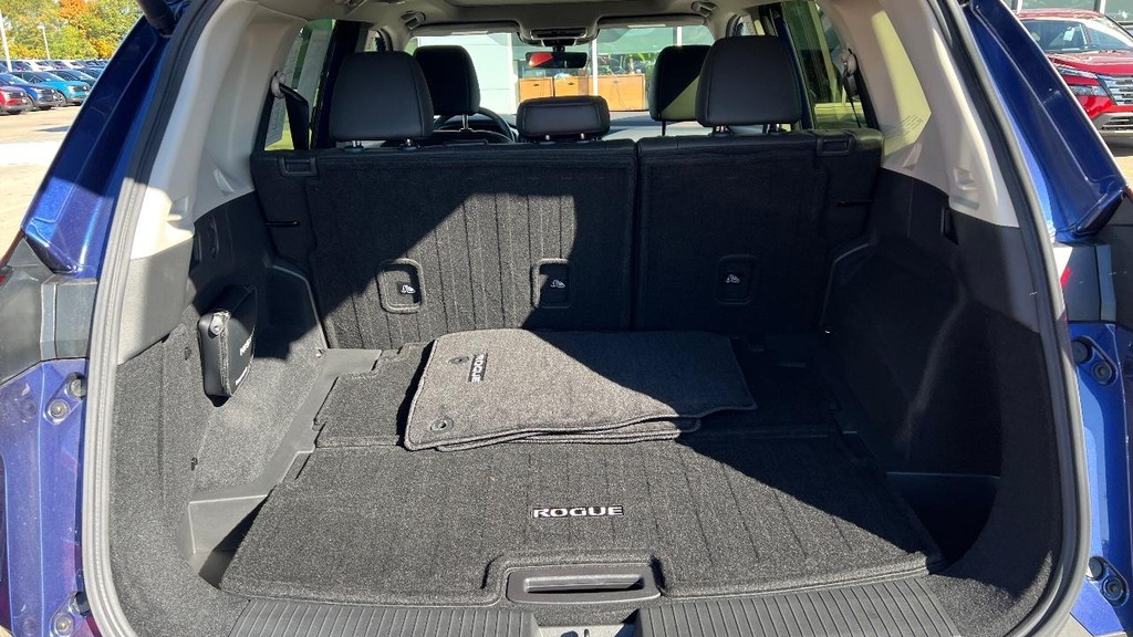 Nissan Rogue Vehicle Full-screen Gallery Image 19