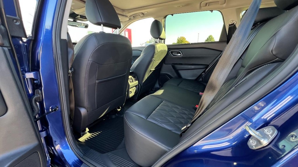 Nissan Rogue Vehicle Full-screen Gallery Image 22