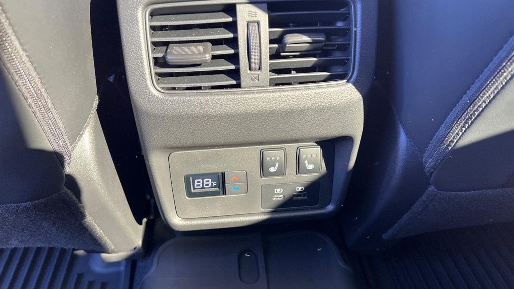 Nissan Rogue Vehicle Full-screen Gallery Image 23