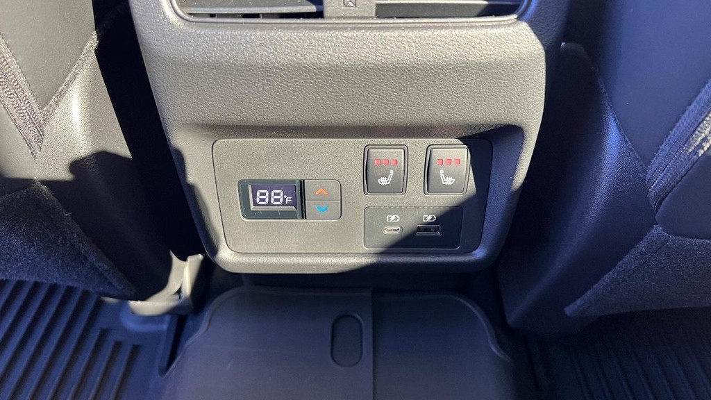 Nissan Rogue Vehicle Full-screen Gallery Image 24