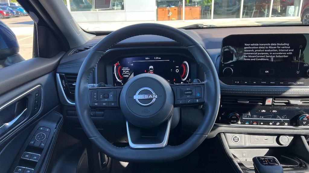 Nissan Rogue Vehicle Full-screen Gallery Image 25